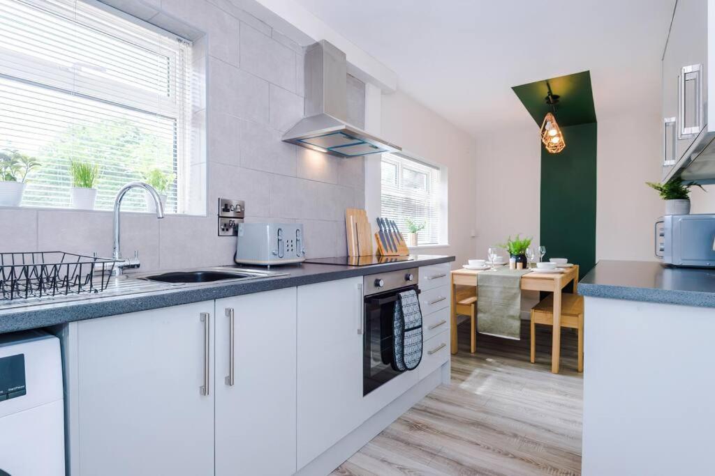 Cheerful 3 Bedroom Home With Parking Near Chester Saughall Ngoại thất bức ảnh