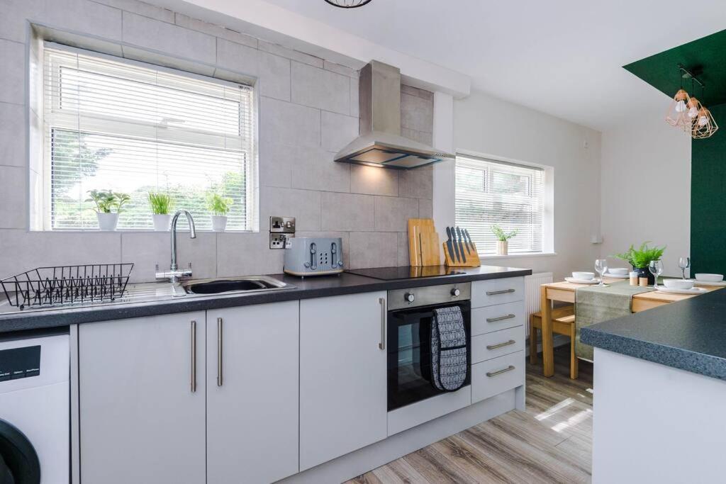Cheerful 3 Bedroom Home With Parking Near Chester Saughall Ngoại thất bức ảnh