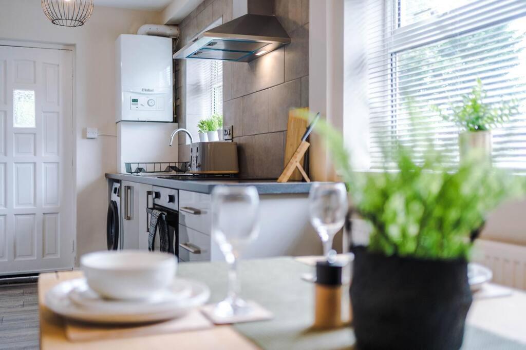Cheerful 3 Bedroom Home With Parking Near Chester Saughall Ngoại thất bức ảnh