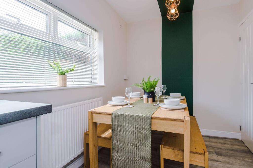 Cheerful 3 Bedroom Home With Parking Near Chester Saughall Ngoại thất bức ảnh