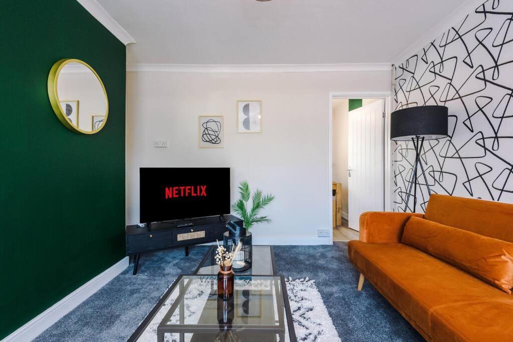 Cheerful 3 Bedroom Home With Parking Near Chester Saughall Ngoại thất bức ảnh
