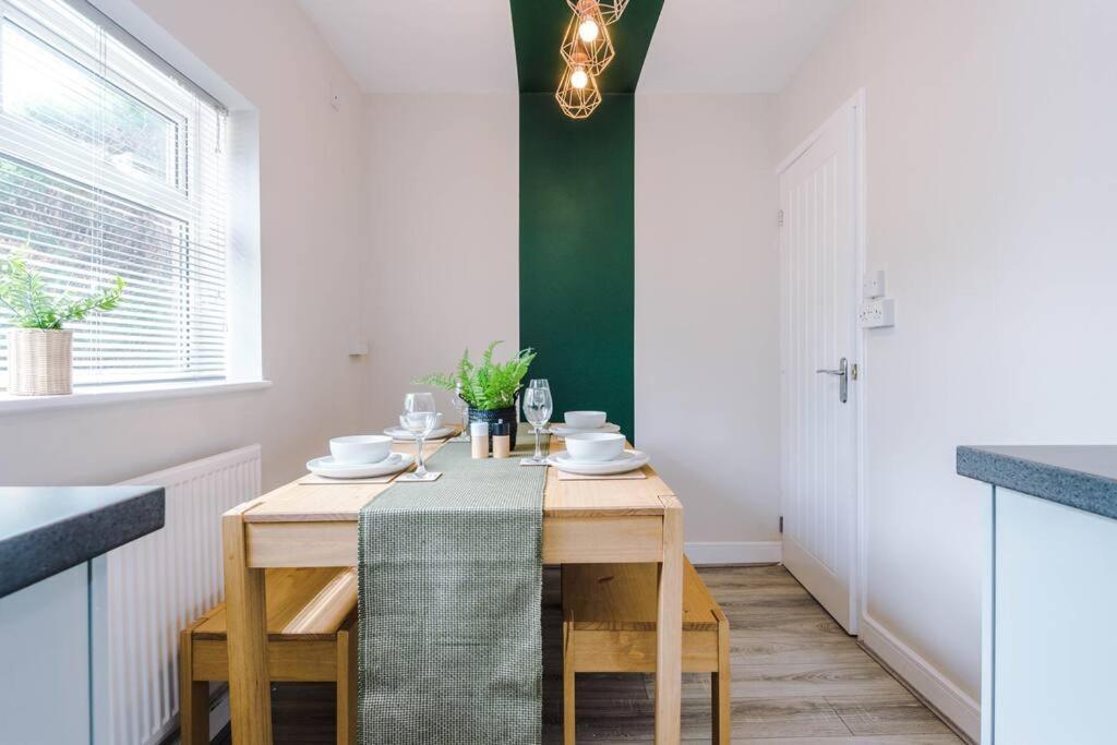Cheerful 3 Bedroom Home With Parking Near Chester Saughall Ngoại thất bức ảnh