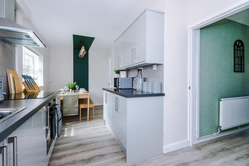 Cheerful 3 Bedroom Home With Parking Near Chester Saughall Ngoại thất bức ảnh