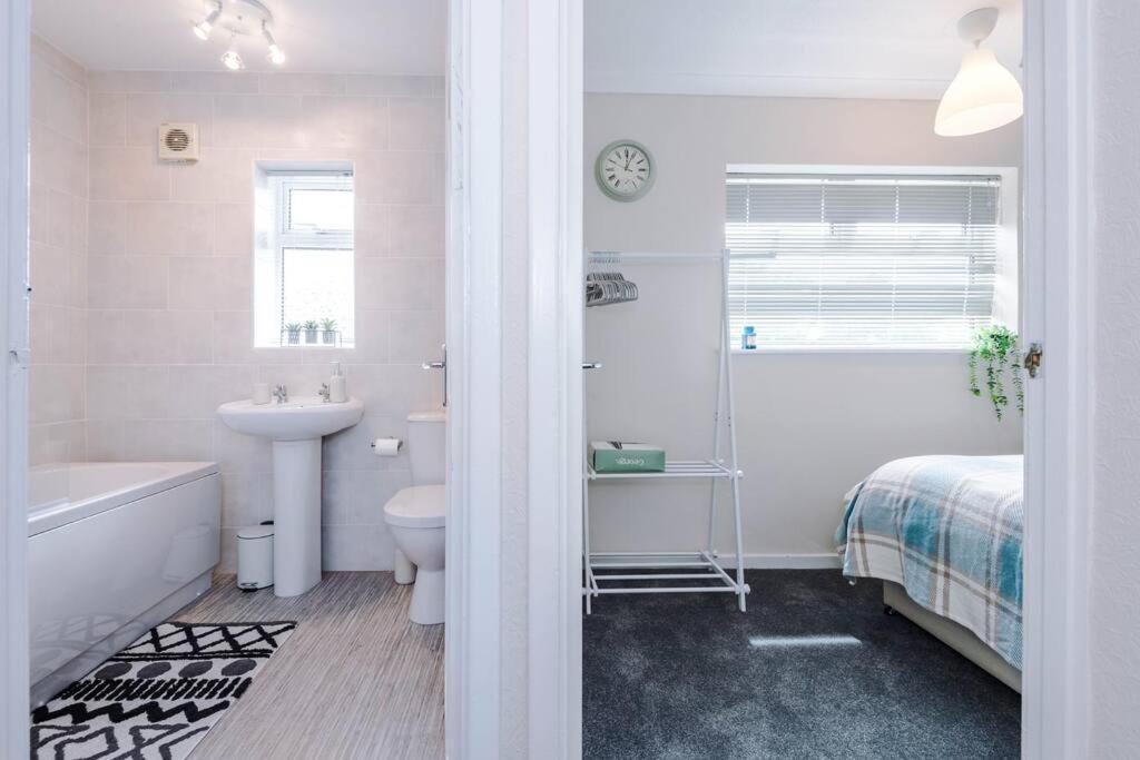 Cheerful 3 Bedroom Home With Parking Near Chester Saughall Ngoại thất bức ảnh