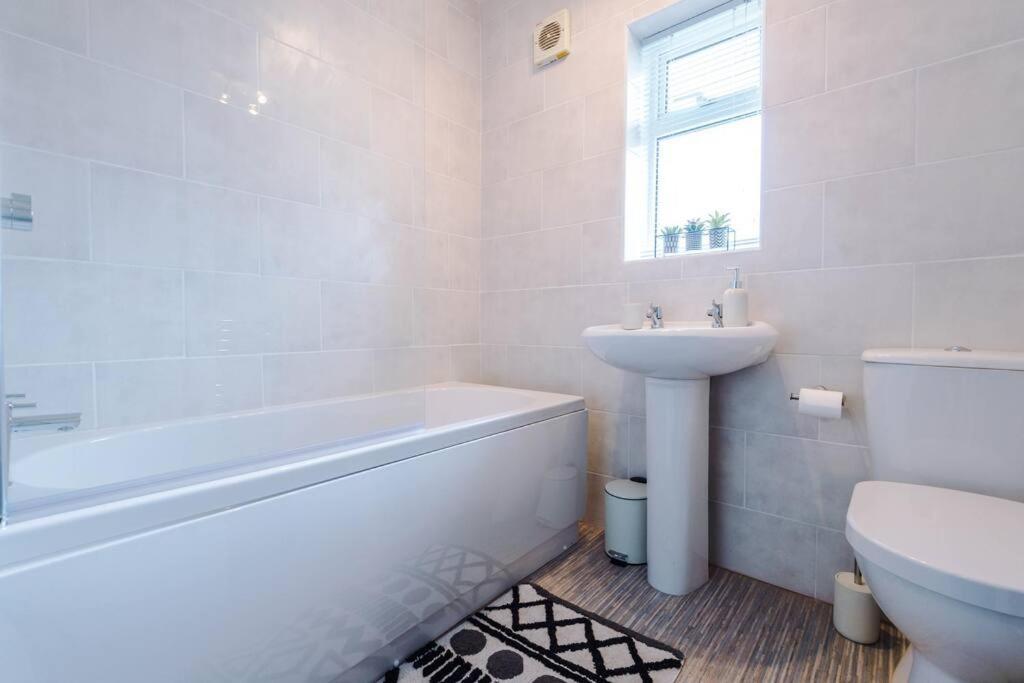 Cheerful 3 Bedroom Home With Parking Near Chester Saughall Ngoại thất bức ảnh
