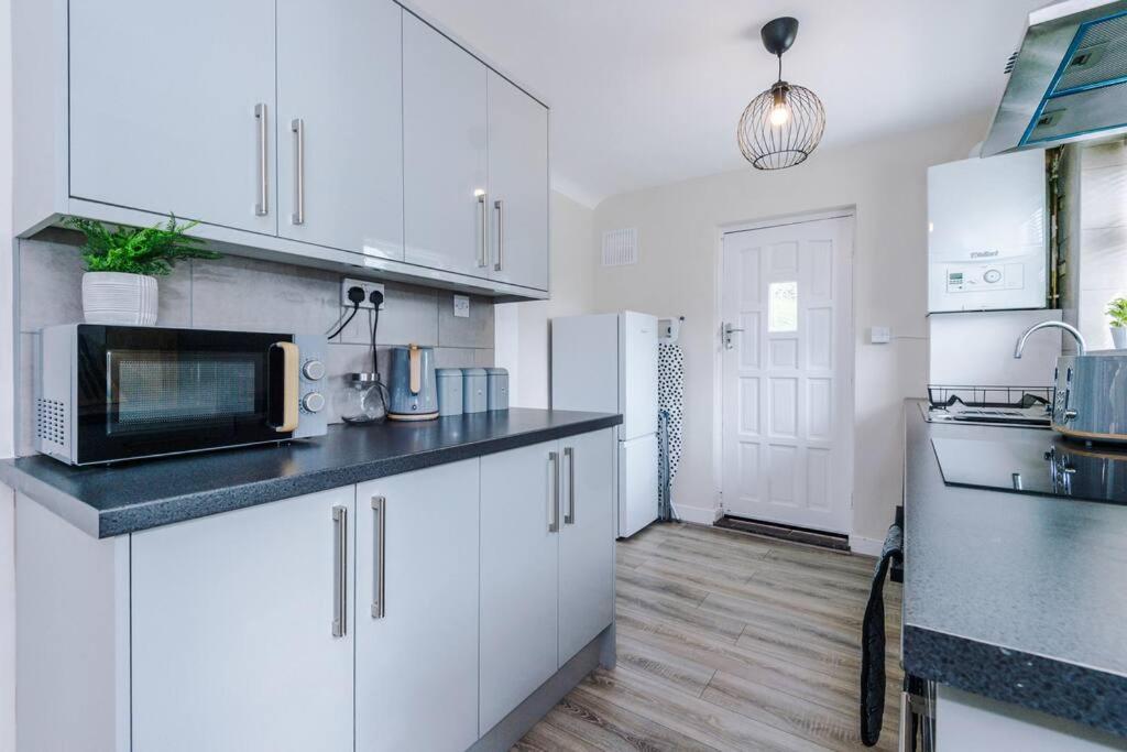 Cheerful 3 Bedroom Home With Parking Near Chester Saughall Ngoại thất bức ảnh